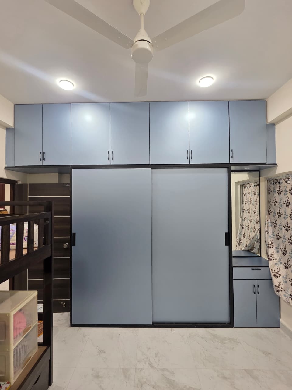 aluminum wardrobe